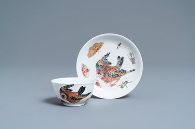 Une tasse et soucoupe en porcelaine de Chine famille rose à décor d'un oiseau entouré d'insectes, Yongzheng