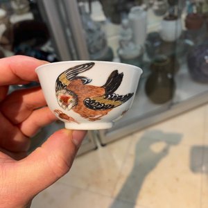 Une tasse et soucoupe en porcelaine de Chine famille rose à décor d'un oiseau entouré d'insectes, Yongzheng — photo 19