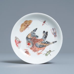 Une tasse et soucoupe en porcelaine de Chine famille rose à décor d'un oiseau entouré d'insectes, Yongzheng — photo 2