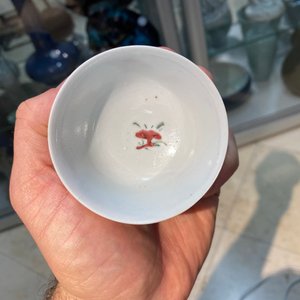 Une tasse et soucoupe en porcelaine de Chine famille rose à décor d'un oiseau entouré d'insectes, Yongzheng — photo 23