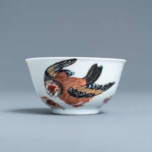 Une tasse et soucoupe en porcelaine de Chine famille rose à décor d'un oiseau entouré d'insectes, Yongzheng — photo 4