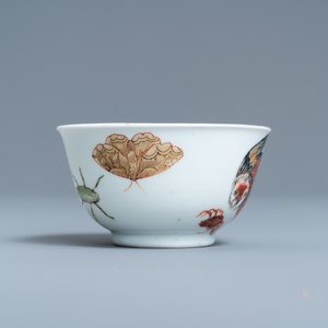 Une tasse et soucoupe en porcelaine de Chine famille rose à décor d'un oiseau entouré d'insectes, Yongzheng — photo 5