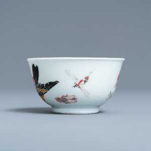 Une tasse et soucoupe en porcelaine de Chine famille rose à décor d'un oiseau entouré d'insectes, Yongzheng — photo 7
