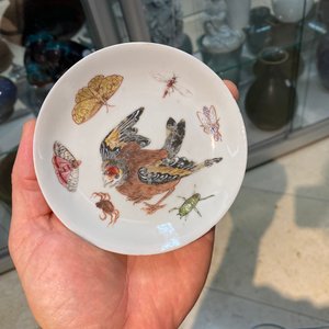 Une tasse et soucoupe en porcelaine de Chine famille rose à décor d'un oiseau entouré d'insectes, Yongzheng — photo 10