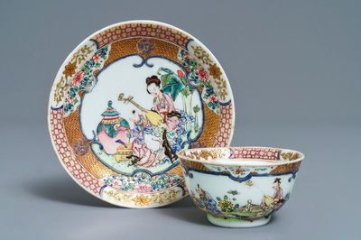 Une tasse et soucoupe en porcelaine de Chine famille rose à décor d'une musicienne, Yongzheng