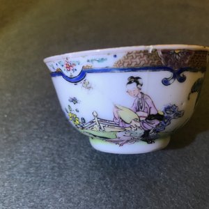 Une tasse et soucoupe en porcelaine de Chine famille rose à décor d'une musicienne, Yongzheng — photo 12