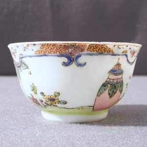 Une tasse et soucoupe en porcelaine de Chine famille rose à décor d'une musicienne, Yongzheng — photo 28