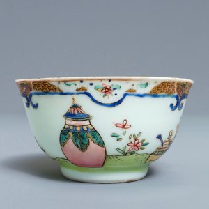 Une tasse et soucoupe en porcelaine de Chine famille rose à décor d'une musicienne, Yongzheng — photo 5
