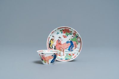 Une tasse et soucoupe en porcelaine de Chine famille rose à décor d'une scène de thé, Yongzheng/Qianlong