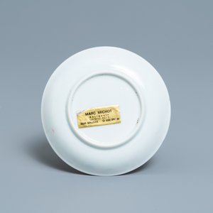 Une tasse et soucoupe en porcelaine de Chine famille rose à décor d'une scène de thé, Yongzheng/Qianlong — photo 3