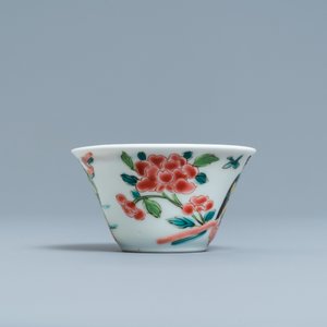 Une tasse et soucoupe en porcelaine de Chine famille rose à décor d'une scène de thé, Yongzheng/Qianlong — photo 6