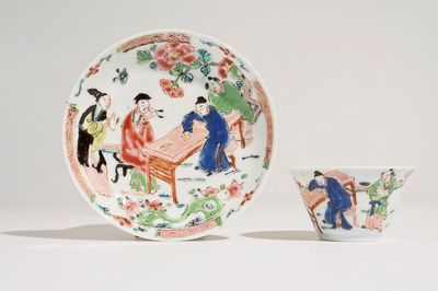 Une tasse et soucoupe en porcelaine de Chine famille rose à décor d'une scène de thé, Yongzheng