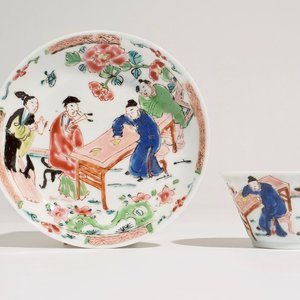 Une tasse et soucoupe en porcelaine de Chine famille rose à décor d'une scène de thé, Yongzheng — photo 1