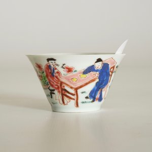 Une tasse et soucoupe en porcelaine de Chine famille rose à décor d'une scène de thé, Yongzheng — photo 12