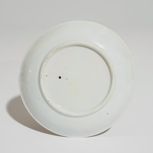 Une tasse et soucoupe en porcelaine de Chine famille rose à décor d'une scène de thé, Yongzheng — photo 3