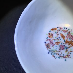Une tasse et soucoupe en porcelaine de Chine famille rose à décor en relief d'écureuils, Yongzheng, 1723-1735 — photo 7