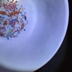 Une tasse et soucoupe en porcelaine de Chine famille rose à décor en relief d'écureuils, Yongzheng, 1723-1735 — photo 8