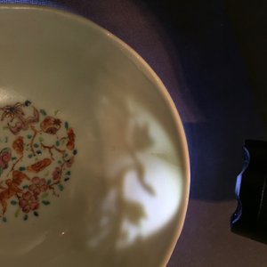 Une tasse et soucoupe en porcelaine de Chine famille rose à décor en relief d'écureuils, Yongzheng, 1723-1735 — photo 10