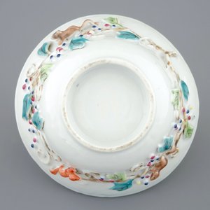 Une tasse et soucoupe en porcelaine de Chine famille rose à décor en relief d'écureuils, Yongzheng, 1723-1735 — photo 5