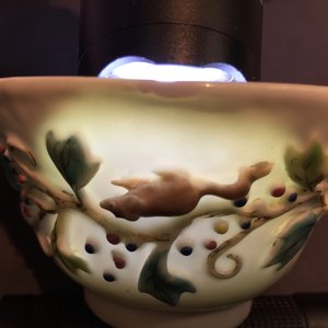 Une tasse et soucoupe en porcelaine de Chine famille rose à décor en relief d'écureuils, Yongzheng, 1723-1735 — photo 7