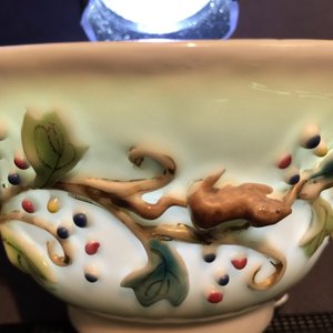 Une tasse et soucoupe en porcelaine de Chine famille rose à décor en relief d'écureuils, Yongzheng, 1723-1735 — photo 8