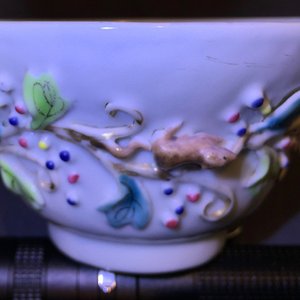 Une tasse et soucoupe en porcelaine de Chine famille rose à décor en relief d'écureuils, Yongzheng, 1723-1735 — photo 9