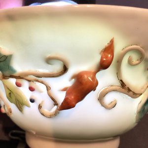 Une tasse et soucoupe en porcelaine de Chine famille rose à décor en relief d'écureuils, Yongzheng, 1723-1735 — photo 10