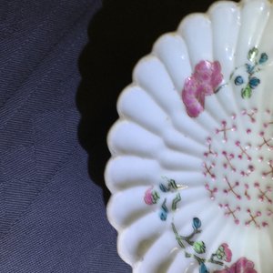 Une tasse et soucoupe en porcelaine de Chine famille rose à décor en relief, Yongzheng — photo 15