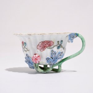 Une tasse et soucoupe en porcelaine de Chine famille rose à décor en relief, Yongzheng — photo 4