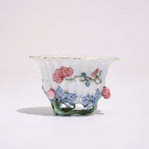Une tasse et soucoupe en porcelaine de Chine famille rose à décor en relief, Yongzheng — photo 5