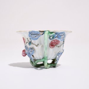 Une tasse et soucoupe en porcelaine de Chine famille rose à décor en relief, Yongzheng — photo 7
