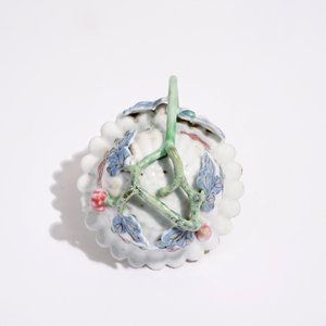 Une tasse et soucoupe en porcelaine de Chine famille rose à décor en relief, Yongzheng — photo 9