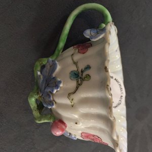 Une tasse et soucoupe en porcelaine de Chine famille rose à décor en relief, Yongzheng — photo 10