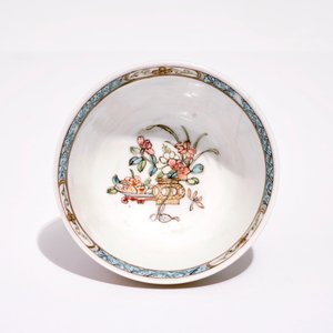 Une tasse et soucoupe en porcelaine de Chine famille rose à décor floral, Yongzheng — photo 7