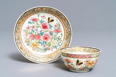 Une tasse et soucoupe en porcelaine de Chine famille rose à décor floral, Yongzheng