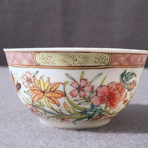 Une tasse et soucoupe en porcelaine de Chine famille rose à décor floral, Yongzheng — photo 12
