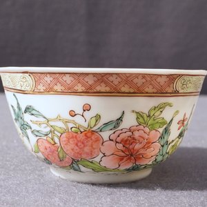 Une tasse et soucoupe en porcelaine de Chine famille rose à décor floral, Yongzheng — photo 13