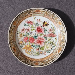 Une tasse et soucoupe en porcelaine de Chine famille rose à décor floral, Yongzheng — photo 15