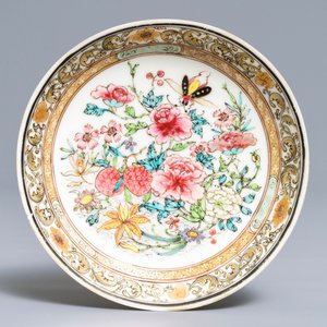 Une tasse et soucoupe en porcelaine de Chine famille rose à décor floral, Yongzheng — photo 2