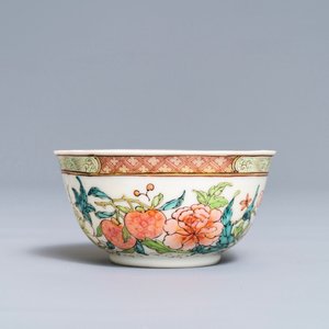 Une tasse et soucoupe en porcelaine de Chine famille rose à décor floral, Yongzheng — photo 6