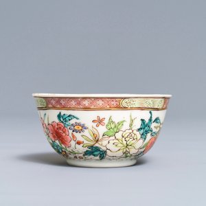 Une tasse et soucoupe en porcelaine de Chine famille rose à décor floral, Yongzheng — photo 7