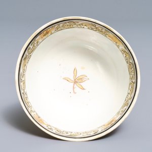 Une tasse et soucoupe en porcelaine de Chine famille rose à décor floral, Yongzheng — photo 8
