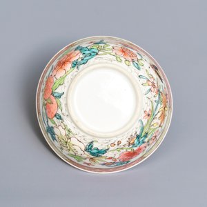 Une tasse et soucoupe en porcelaine de Chine famille rose à décor floral, Yongzheng — photo 9