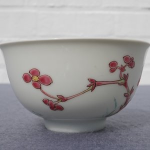 Une tasse et soucoupe en porcelaine de Chine famille rose à décor floral, Yongzheng — photo 11
