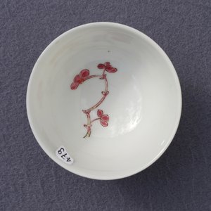 Une tasse et soucoupe en porcelaine de Chine famille rose à décor floral, Yongzheng — photo 14