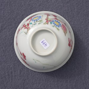 Une tasse et soucoupe en porcelaine de Chine famille rose à décor floral, Yongzheng — photo 15