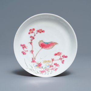 Une tasse et soucoupe en porcelaine de Chine famille rose à décor floral, Yongzheng — photo 2