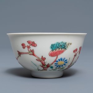 Une tasse et soucoupe en porcelaine de Chine famille rose à décor floral, Yongzheng — photo 4