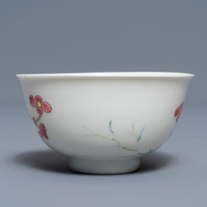 Une tasse et soucoupe en porcelaine de Chine famille rose à décor floral, Yongzheng — photo 7