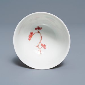 Une tasse et soucoupe en porcelaine de Chine famille rose à décor floral, Yongzheng — photo 8
